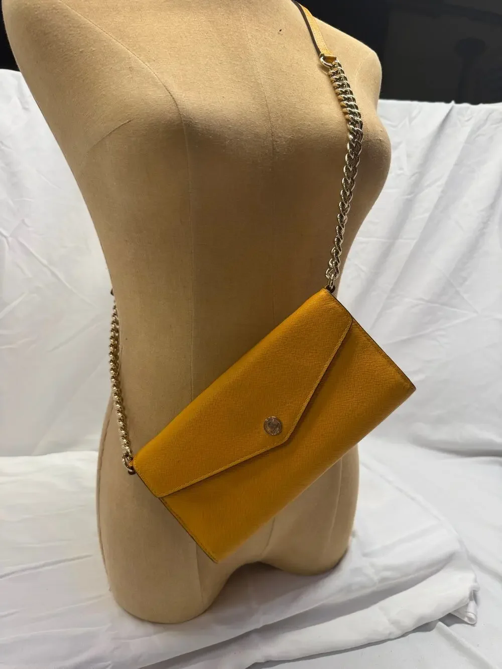 Michael Kors [Item Type] – Leather – Gold Hardware – Classic MK Style